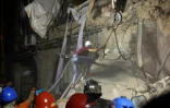 Des secouristes libanais assistés de chiliens cherchent parmi les ruines d'éventuels survivants le 4 septembre 2920 un mois après l'explosion