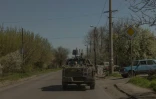 Des soldats ukrainiens à bord d'une camionnette, dans la région de Donetsk, le 20 avril 2025