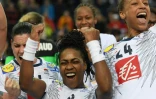 Les joueuses de l'équipe de France dont Béatrice Edwige (d) exultent après leur victoire face au Monténégro au Mondial féminin de hand, le 12 décembre 2017 à Leipzig