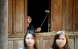 Des touristes visitent un ancien palais Hmong à Dong Van dans le nord du Vietnam, le 26 octobre 2018