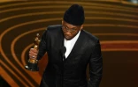 Mahershala Ali reçoit l'Oscar du "meilleur second rôle masculin", le deuxième de sa carrière, pour "Green Book", le 24 février 2019 à Hollywood