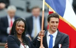 Laura Flessel et Tony Estanguet avec le drapeau tricolore le 10 juillet 2012 à Paris