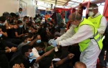Distribution de bracelets de reconnaissance aux migrants à bord de l'Ocean Viking, le 5 juillet 2020