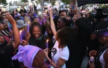 Veillée en hommage au chanteur Prince dans le parc Leimert le 21 avril 2016 à Los Angeles en Californie