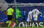 Le gardien franco-sénégalais de Chelsea, Edouard Mendy, arrête un tir de l'attaquant français du Real Madrid, Karim Benzema (2e d), lors de la demi-finale retour de la Ligue des champions, à Londres, le 5 mai 2021