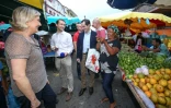 Marine Le Pen sur un marché de Cayenne en Guyane le 16 décembre 2016 
