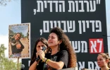Yarden Gonen, sœur de l'otage israélienne Romi Gonen (photo), s'exprime au micro lors d'une manifestation des familles des otages emmenés dans la bande de Gaza durant l'attaque sur le sol israélien du 7 octobre menée par le Hamas, près du kibboutz Nirim dans le sud d'Israël, le 29 août 2024