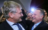 Georg Pazderski (d), candidat de l'AfD, et le codirigeant du parti populiste Joerg Meuthen célèbrent le score de leur parti le 18 septembre à Berlin