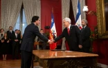 Le président chilien Sebastian Pinera (D) serre la main du ministre des Finances Ignacio Briones après un remaniement ministériel, à Santiago, le 28 octobre 2019