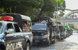 Des camions de policiers garés dans le centre de Rangoun après un coup d'Etat militaire, le 1er février 2021
