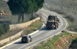Photo prise depuis le village de Shaqra, dans le sud du Liban, montrant un bulldozer et un 4x4 de l'armée israélienne près de Meiss al-Jabal, à la frontière avec Israël, le 25 janvier 2025