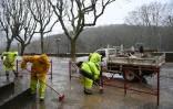 Des employés municipaux nettoient une rue après la crue de l'Hérault suite aux fortes pluies à Laroque, le 22 décembre 2025