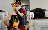 Des enfants, jouant le rôle de personnel de cabine, expliquent les mesures de sécurité durant une formation au siège de China Airlines à Taoyuan (Taïwan), le 8 août 2020