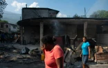 Une femme devant le magasin de son mari que des membres de gangs armés ont incendié à Port-au-Prince, en Haïti, le 7 mars 2024