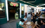 A Huntington Beach comme dans de nombreuses régions de Californie, les restaurants ne sont plus autorisés à servir en salle et ont installé des terrasses en plein air