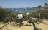 Photo d'un touriste en vélo sur l'île de Porquerolles