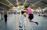 Une participante concourt dans la catégorie saut d'obstacles des Championnats finlandais de cheval bâton dans l'arène sportive de Seinäjoki, le 15 juin 2024