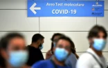 Des passagers arrivant à l'aéroport de Rome-Fiumicino font la queue pour se faire tester au Covid-19, le 16 août 2020