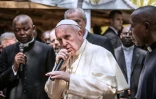 Le pape François s'adresse à la foule lors d'une visite dans un camp de déplacés à Bangui, le 29 novembre 2015 