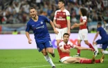 L'attaquant belge de Chelsea Eden Hazard (g) vient de marquer contre Arsenal en finale de la Ligue Europa, le 29 mai 2019 à Bakou 