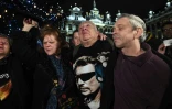 Des fans de Johnny Hallyday rendent hommage au chanteur sur la Grand-Place de Bruxelles, le 6 décembre 2017