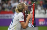 La joueuse de Lyon Ada Hegerberg avec le trophée lors de la victoire en Ligue des champions face à Barcelone le 18 mai 2019