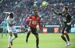 Marcus Coco, défenseur de Guingamp, face aux Rennais Edson Mexer et Benoît Costil, le 17 avril 2016 au Roazhon park de Rennes