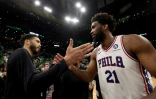 L'ailier des Celtics de Boston Jayson Tatum (G) et l'intérieur des Sixers de Philadelphie Joel Embiid se saluent à l'issue du match 7 de leur série de play-offs, le 14 mai 2023 à Boston