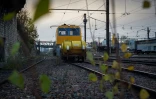 Un train brosseur servant Ă nettoyer les feuilles mortes sur la ligne entre Saint-Pierre-des-corps et Vierzon, le 18 novembre 2016