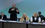 L'opposant russe Alexeï Navalny (debout) en liaison vidéo lors des audience du tribunal à la colonie pénitentiaire IK-6 à Melekhovo, le 19 juin 2023 en Russie