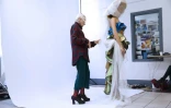 La couturière Vivienne Westwood prépare un mannequin avant son défilé à Paris le 3 octobre 2015