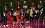 Le président de la Fédération espagnole de football félicite l'attaquante Salma Paralluelo avant la remise du trophée de la Coupe du monde, le 20 août 2023 à Sydney