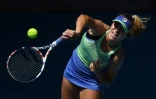 L'Américaine Sofia Kenin sert contre la Tunisienne Ons Jabeur, lors de leur quart de finale de l'Open d'Australie, le 28 janvier 2020 à Melbourne
