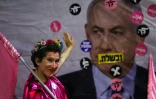 Une Israélienne fait un geste de la main devant un portrait de Benjamin Netanyahu lors d'une manifestation contre le Premier ministre sortant à Jérusalem, le 12 juin 2021