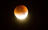 La super Lune durant une éclipse totale se lève le 28 septembre 2015 à Godewaersvelde, dans le Nord