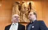 Peter Marx (g), secrétaire général du NPD, et Klaus Beier, membre du comité exécutif du parti néo-nazi, arrivent le 1er mars 2016 devant la Cour constitutionnelle à Karlsruhe, sud-ouest de l'Allemagne