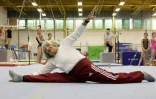L'ancienne gymnaste hongroise et championne olympique, Agnes Keleti, 95 ans, fait le grand écart devant des jeunes gymnastes, le 16 janvier 2016 à Budapest