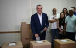 Le président Luis Abinader vote à la présidentielle, le 19 mai 2024 à Saint-Domingue, en République dominicaione