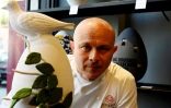 Le chef pâtissier Walter Musco et l'une de ses créations, un oeuf de Pâques sculpté, à Rome le 30 mars 2021