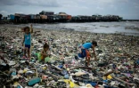 Des bouteilles en plastique sur une plage de Tondo, dans la baie de Manille, après le passage du typhon Haima, le 20 octobre 2016