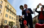 Le préfet de la région Corse, Jérôme Filippini, parle dans un mégaphone lors de la manifestation contre la mafia, Ajaccio, le 8 mars 2025