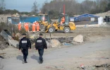 Des policiers patrouillent sur le site de la Jungle de Calais pendant son démantèlement, le 31 octobre 2016