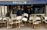 Préparatifs avant la réouverture des terrasses mercredi, à Paris le 17 mai 2021