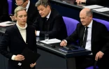 Alice Weidel, co-dirigeante du parti d'extrême droite allemand AfD, passe devant le chancelier Olaf Scholz (D) au Budestag, le 29 janvier 2025

