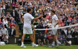 L'Ukrainien Sergiy Stakhovsky va saluer Roger Federer après sa victoire sur le Suisse au deuxième tour de Wimbledon le 26 juin 2013