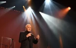 Le chanteur Charles Aznavour en concert à l'AccorHotels Arena de Bercy, le 13 décembre 2017 à Paris