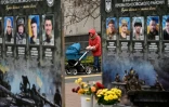 Une femme et son enfant tarversent un site en mémoire aux combattants ukrainiens tombés face aux troupes russes, à Kiev, le 7 décembre 2025
