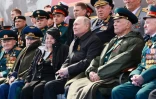Le président russe Vladimir Poutine assiste au défilé militaire pour le 77e anniversaire de la victoire sur l'Allemagne nazie en 1945, le 9 mai 2022 à Moscou