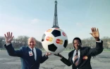 Bobby Charlton et le "roi" Pelé, le 9 février 1995 à Paris