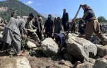 Des habitants fouillent les décombres de boutiques détruites par des crues soudaines à Parun, dans la province du Nouristan, le 21 juillet 2026 en Afghanistan